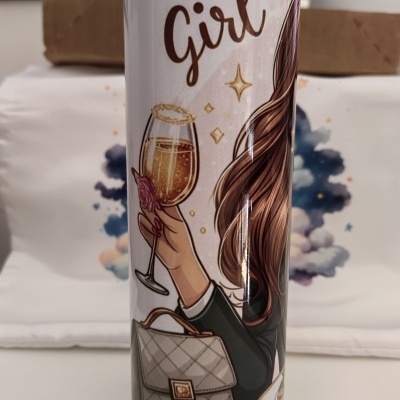 Garrafa térmica branca com estampa colorida de mulher segurando taça de champanhe e texto 'Girl'.