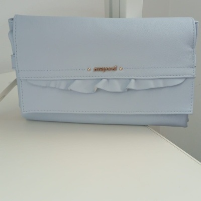 Mala de mão azul clara em pele sintética com folho e logótipo metálico