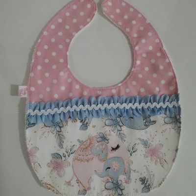 Babete de bebé rosa com bolinhas, faixa azul com folhos e elefantes estampados