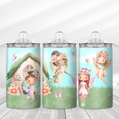 Três copos infantis com ilustrações de fadas e tampas com bicos