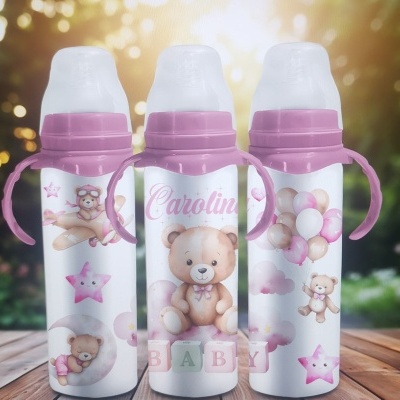 Três biberões decorados com ursinhos, balões e estrelas, com detalhes cor-de-rosa e nome Carolina.