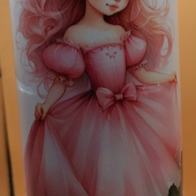 Ilustração de menina princesa com vestido rosa e coroa de flores num objeto cilíndrico com texto 'Princess'