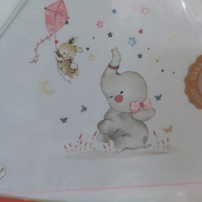 Toalha branca com ilustração de elefante e coelho a brincar com pipa