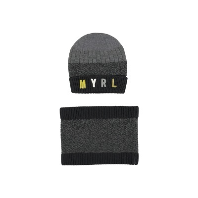 Gorro cinzento e preto com cachecol de malha cinzenta e preta