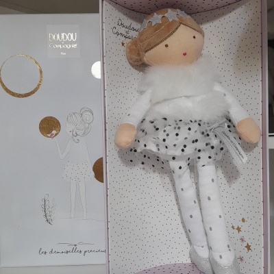 Boneca de pano Doudou e Compagnie numa caixa branca com detalhes dourados