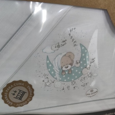 Lençol branco para berço com desenho de ursinho a dormir na lua azul