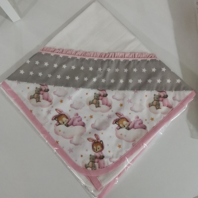 Fralda triangular para bebé com padrão de coelhos e estrelas em tons de rosa e cinza