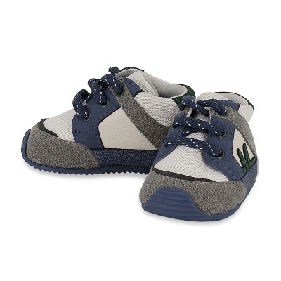 Ténis infantis azul, cinzento e branco com atacadores azuis e detalhes verdes