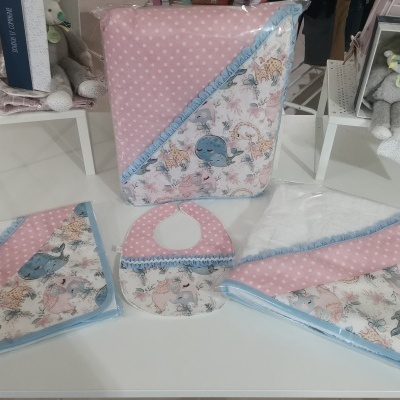 Conjunto de têxteis para bebé rosa, azul e branco com padrões de bolinhas e animais