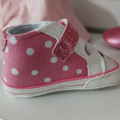 Sapatilha infantil rosa com bolinhas brancas e tira de velcro
