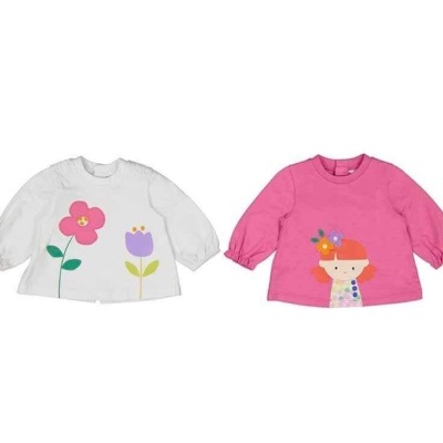 Duas camisolas infantis, branca com flores e rosa com estampa de menina