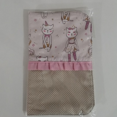 Fralda ou capa de tecido com padrão de gatinho rosa e bege e detalhe rosa em franja
