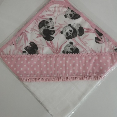 Toalha de bebé branca com capa rosa estampada com pandas e folhas, padrão de bolinhas na borda