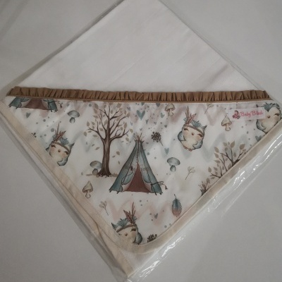 Babete de tecido com padrão de tenda, corujas e árvores, embalagem transparente