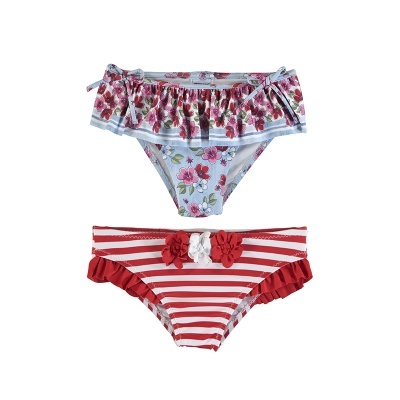 Duas cuecas de banho para menina, uma floral azul e outra às riscas vermelhas e brancas com detalhes florais.
