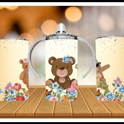 Três velas decorativas com estampa de ursinho e flores sobre mesa de madeira