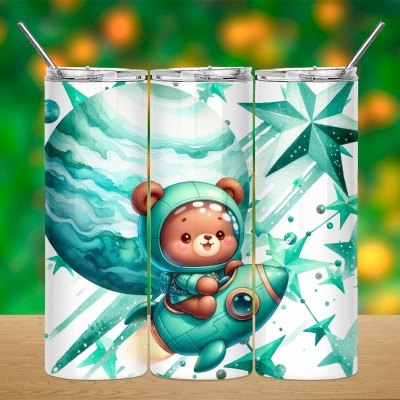 Copos térmicos em inox com desenho de urso astronauta azul e verde e estrelas.