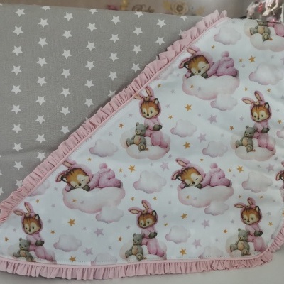 Manta dupla face com estrelas cinza e desenhos de coelhos com ursinhos em folhos cor-de-rosa