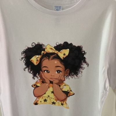 T-shirt branca com ilustração frontal de menina com cabelo cacheado e roupa amarela com estrelas.