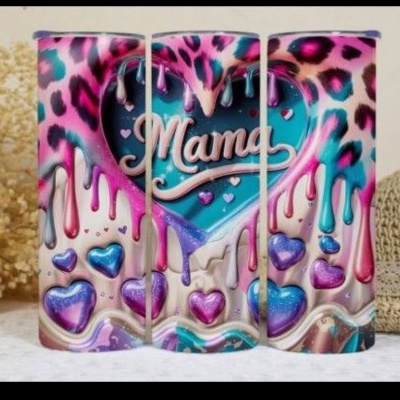 Três canecas decoradas com padrão leopardo colorido, coração azul e texto 'Mama' colocadas numa mesa com chapéu de palha e ramo seco.