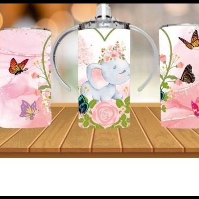 Garrafas com capas coloridas de borboletas e elefante sobre mesa de madeira