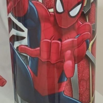 Copo de plástico com imagem do Homem-Aranha em pose dinâmica e fundo com padrão de teia.