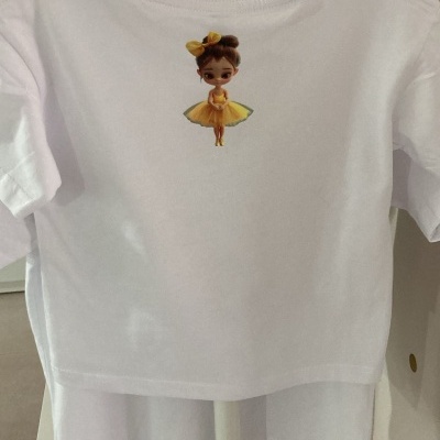 Camisola branca infantil com personagem animada vestida de amarelo