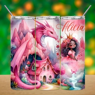 Copos térmicos metálicos com ilustração rosa de dragão, casa e menina com texto Alicia