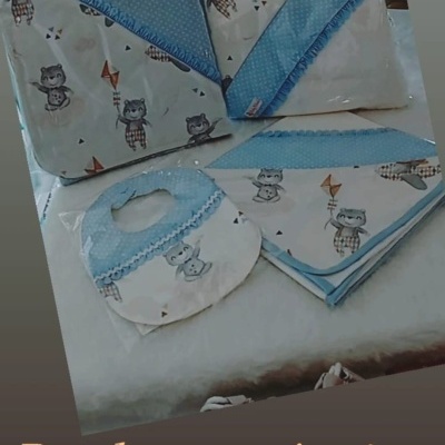 Pack económico Baby Blush com quatro peças infantis azuis e creme com padrão de ursos