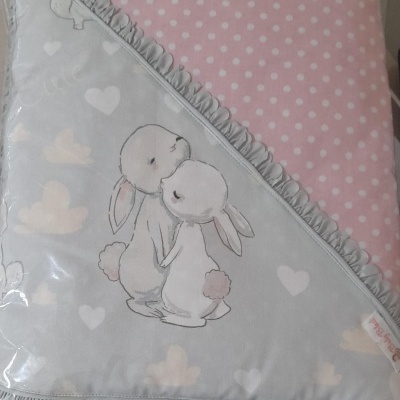 Cobertor de bebé com padrão de coelhos e corações em cinzento e rosa com bolinhas brancas.