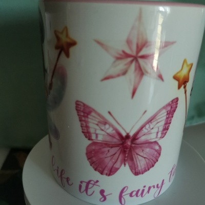 Caneca branca com borboleta rosa, estrelas e texto em rosa