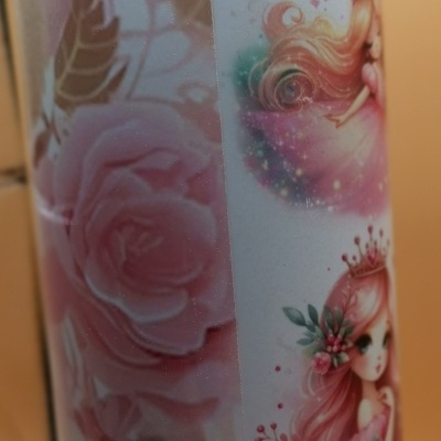 Cilindro decorativo com ilustrações de bonecas princesas e flores em tons cor-de-rosa