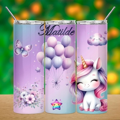 Três copos metálicos coloridos com desenhos infantis e canudos, em fundo desfocado verde e laranja.