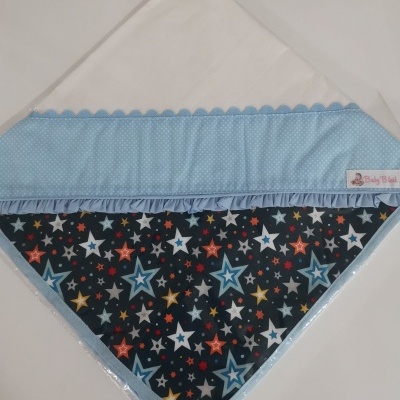 Fralda de bebé com padrão de estrelas coloridas e faixa azul com pontos brancos