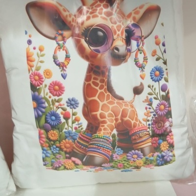 Camisola branca com estampa de girafa caricata e flores coloridas