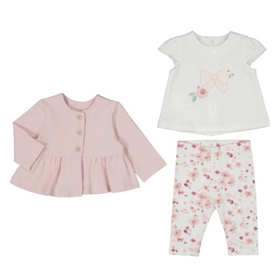 Conjunto de roupa de bebé com casaco rosa, t-shirt branca com laço e leggings floridas.