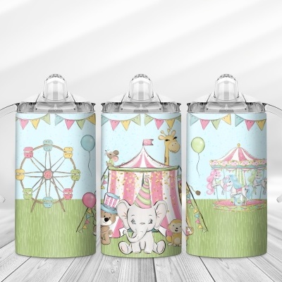Copos infantis com ilustrações de parque de diversões em tons pastel