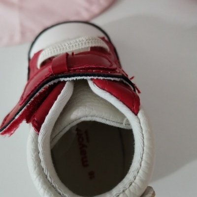 Tênis infantil branco e vermelho com fecho de velcro visto de cima