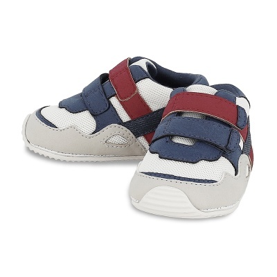Par de sapatilhas azuis e vermelhas para criança com fecho de velcro
