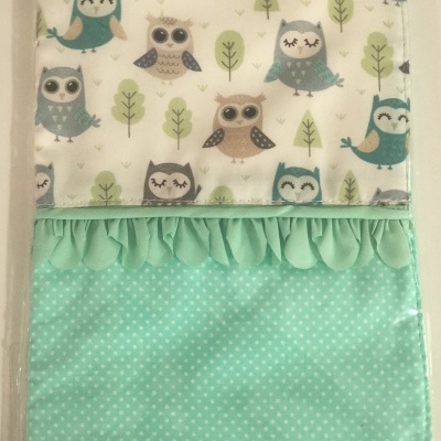 Lençol de berço com corujas e padrão de bolinhas verdes e brancas