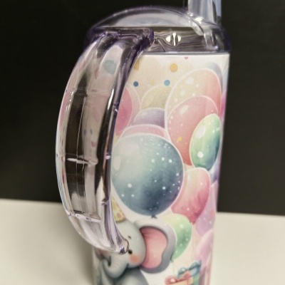 Garrafa plástica com desenho de elefante e balões coloridos.