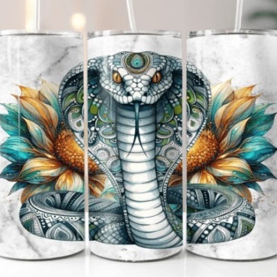 Três canecas brancas com estampa colorida de cobra e flores colocadas em superfície branca