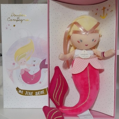 Boneca de peluche sereia rosa em caixa branca decorada