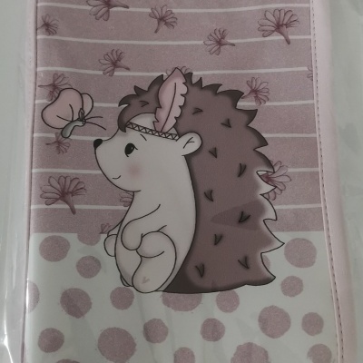 Capa rosa para caderno com desenho de ouriço e borboleta