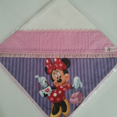 Fralda de pano branca com aplicação rosa e imagem da Minnie
