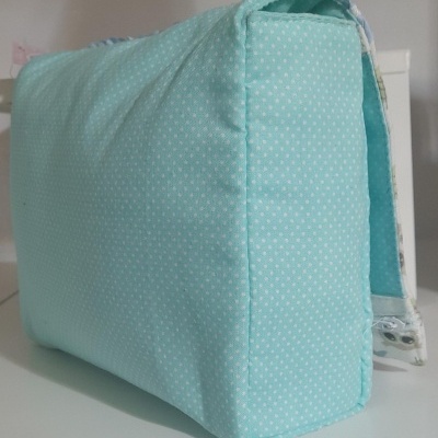 Bolsa azul claro com pontos brancos e fecho branco