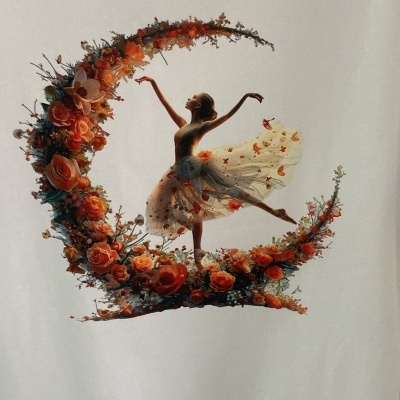 T-shirt branca com estampa de bailarina e lua de flores