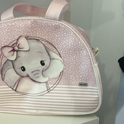 Mala rosa com elefante e alça de mão