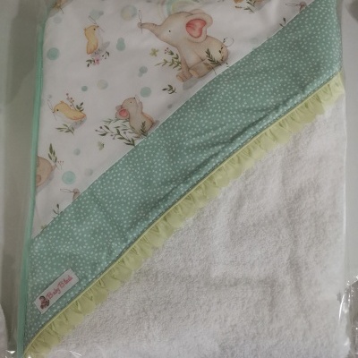 Toalha de banho branca com capuz decorado com padrão de elefantes e pássaros