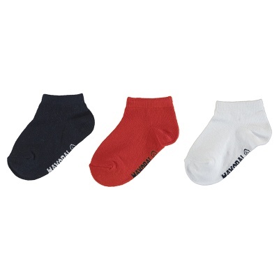 Três pares de meias curtas em preto, vermelho e branco, sobre fundo branco